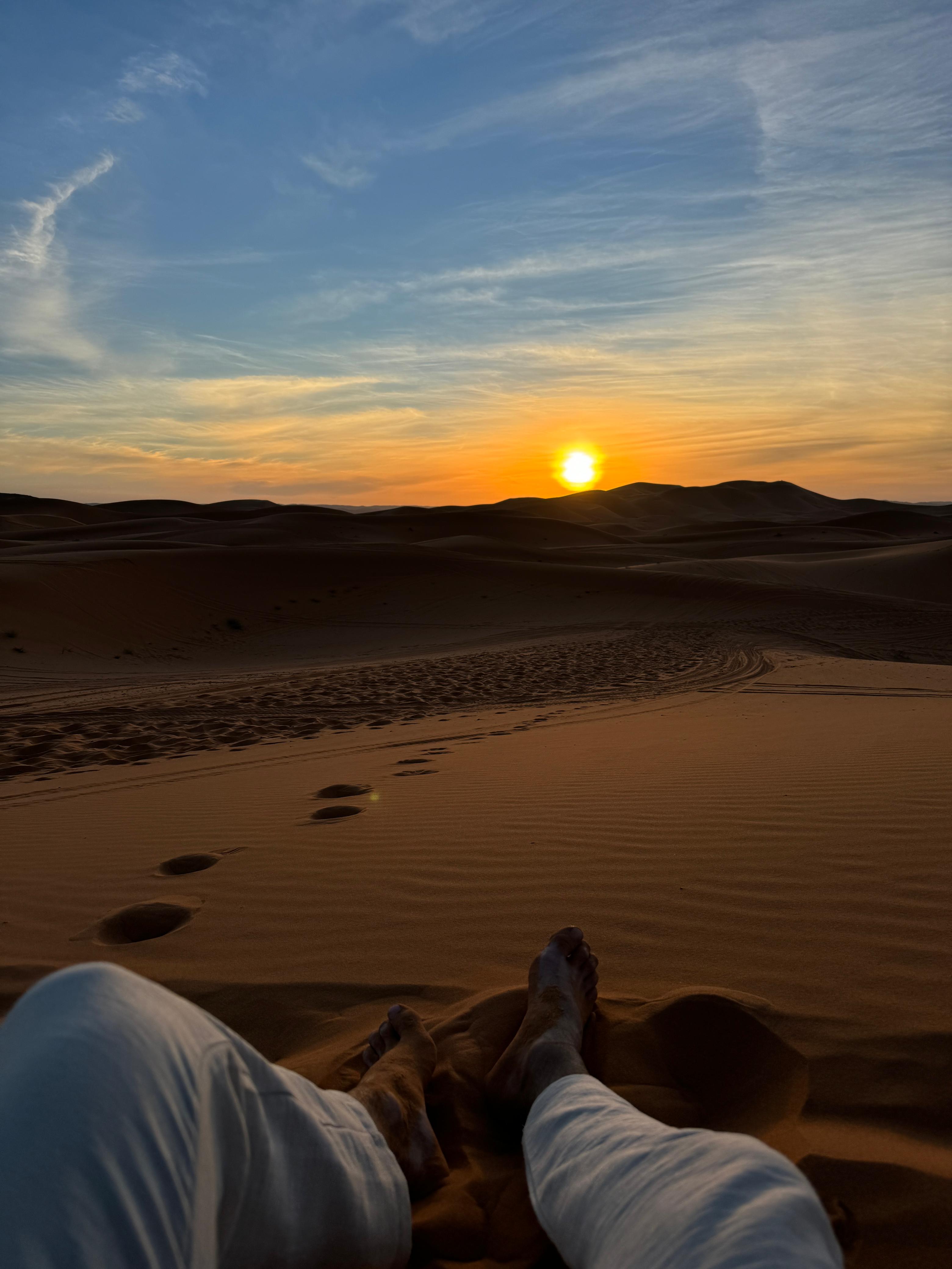 amanecer sobre las dunas de Erg Chebbi en Merzouga